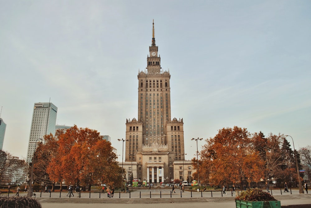 edifício alto ao lado do parque