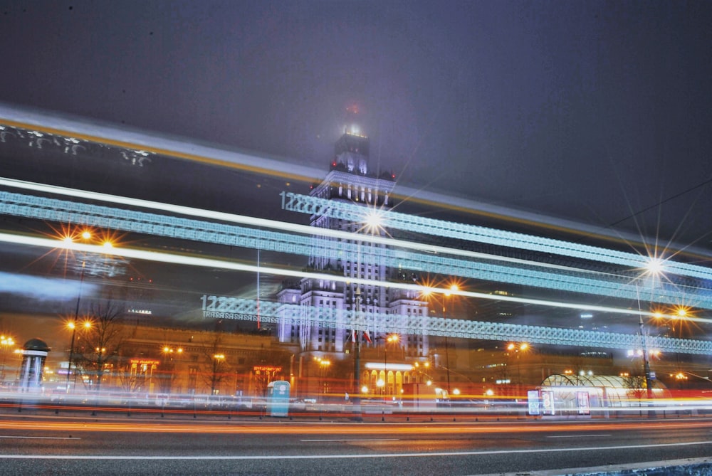 Fotografia Time Lapse della città di notte