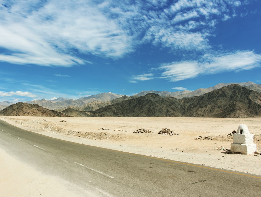 Carretera de hormigón gris con vista a la montaña