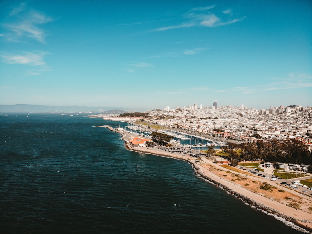 Fotografía de vista aérea del horizonte de la ciudad junto al océano