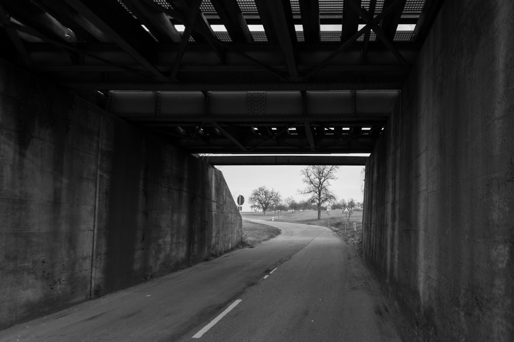 Estrada de concreto cinza sem veículo