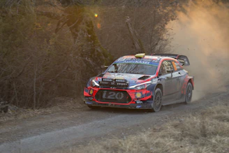 Voiture de rallye en course