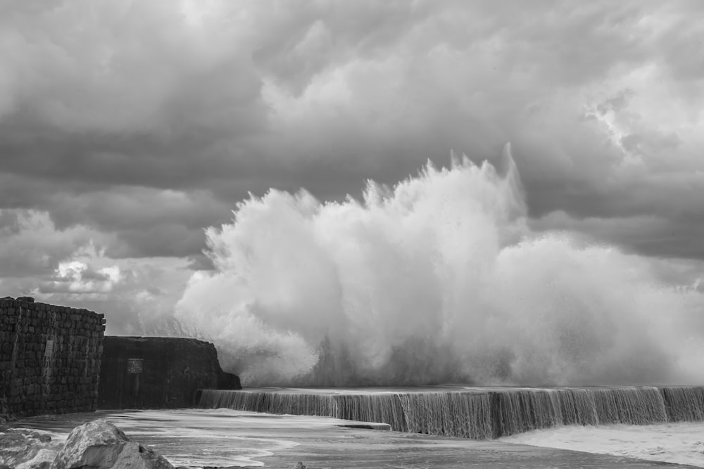 Photo en niveaux de gris d’éclaboussures d’eau