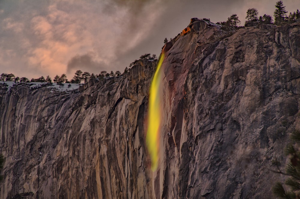 Cascadas bajo cielos blancos