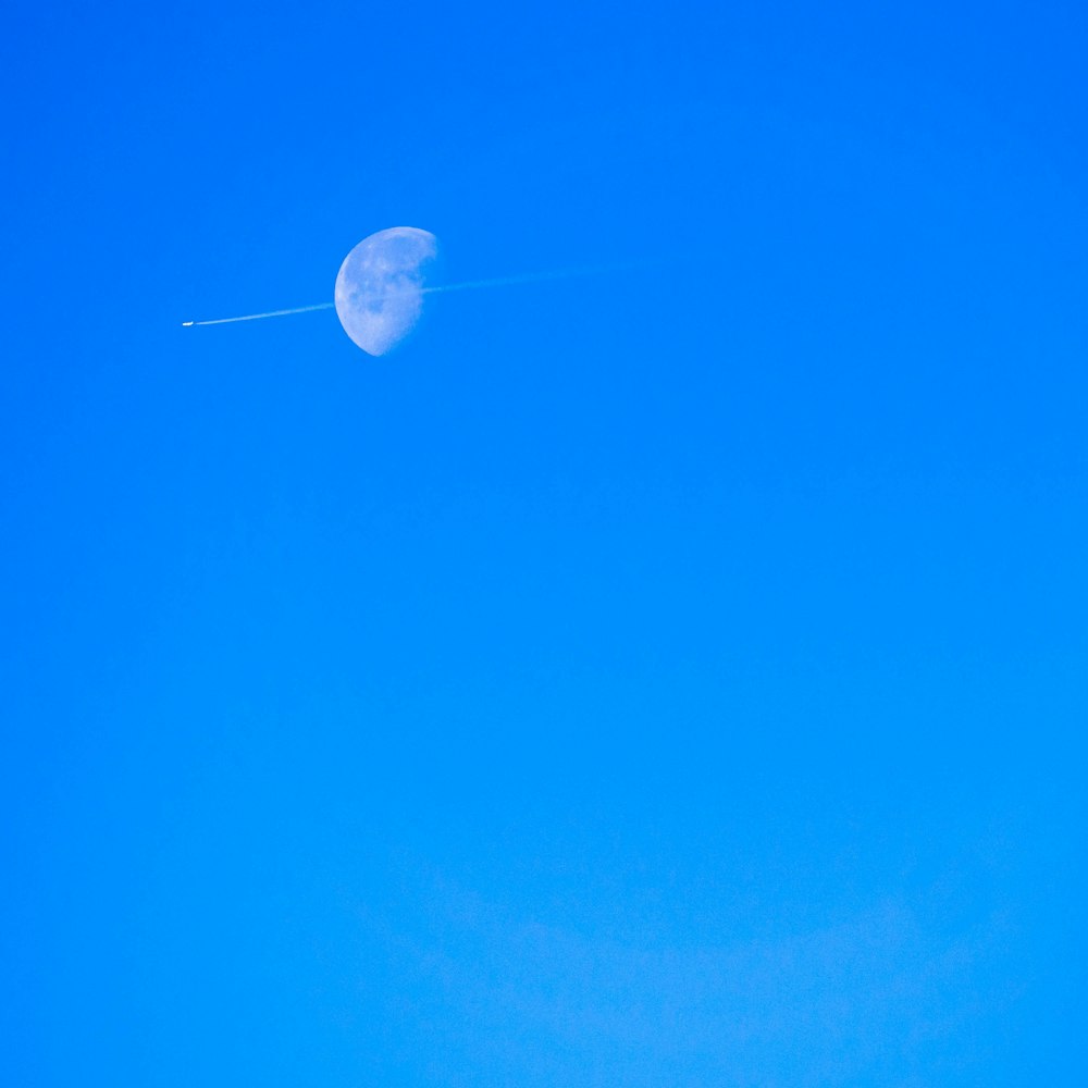 月上空のジェットスモーク