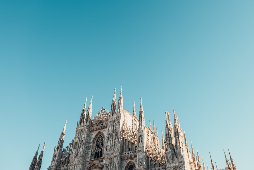 Braune Kathedrale unter blauem, sonnigem Himmel während des Tages