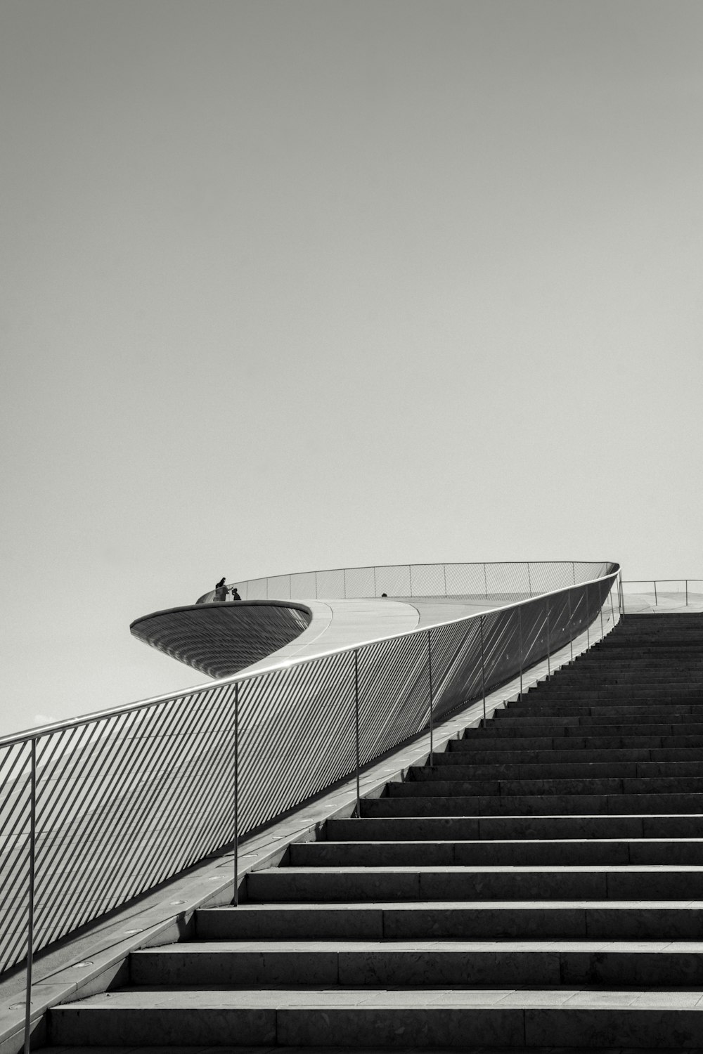 Photographie en niveaux de gris d’escaliers en béton