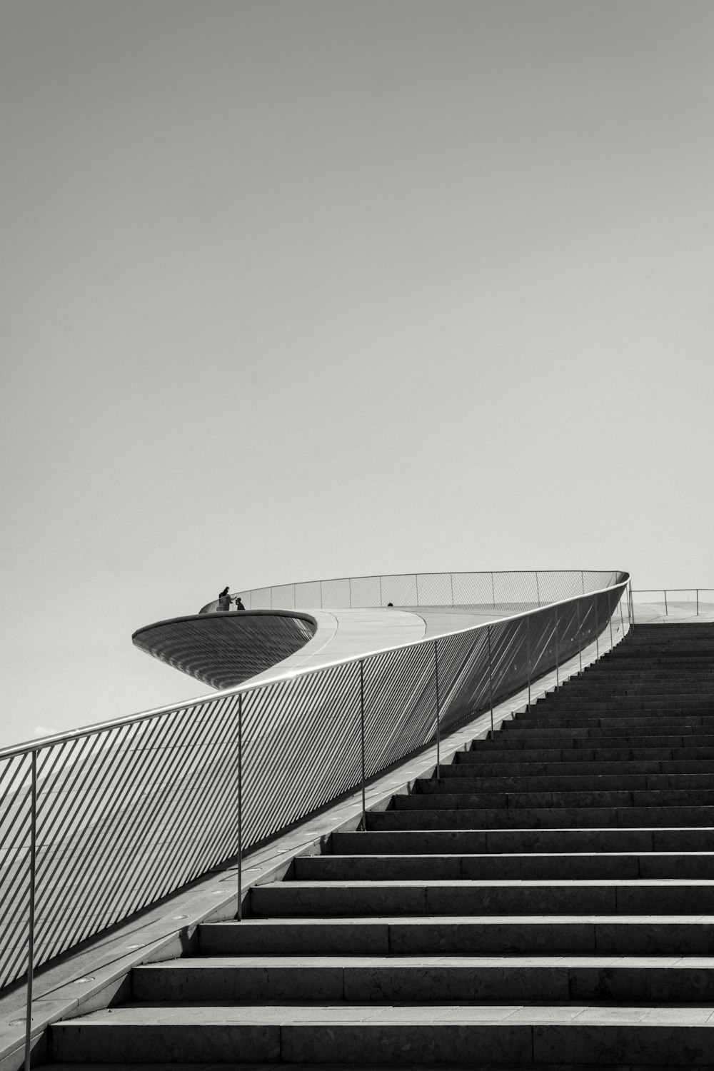 Fotografía en escala de grises de escaleras de hormigón