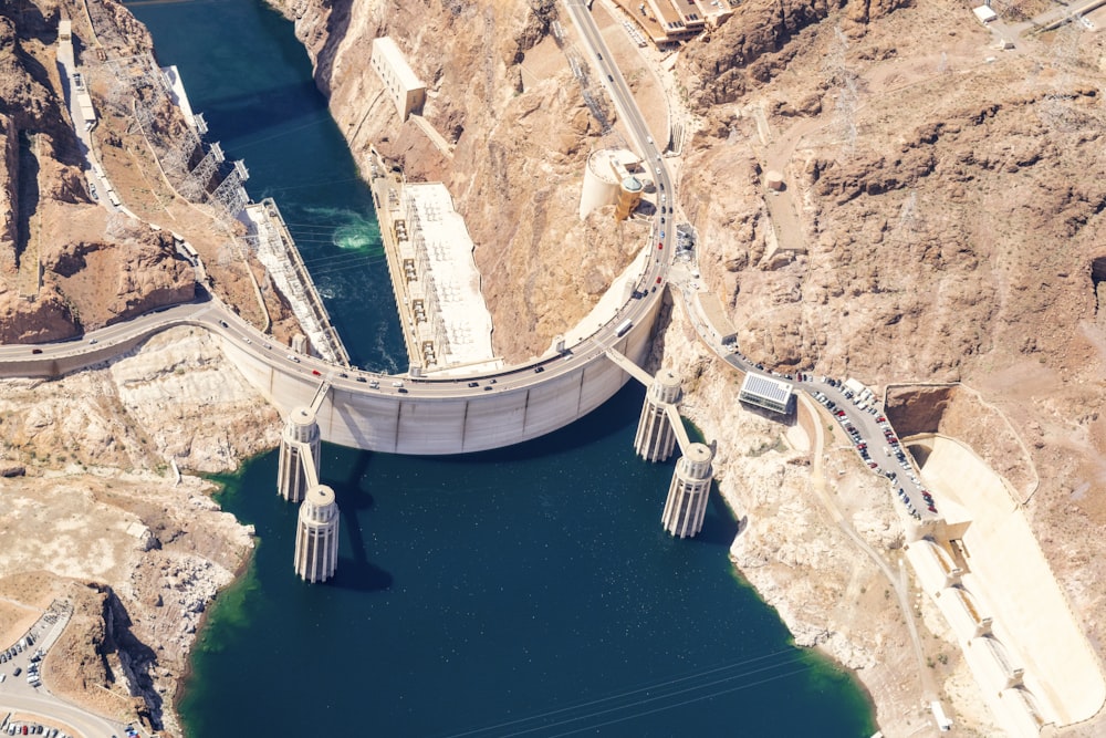 barrage en béton blanc pendant la journée