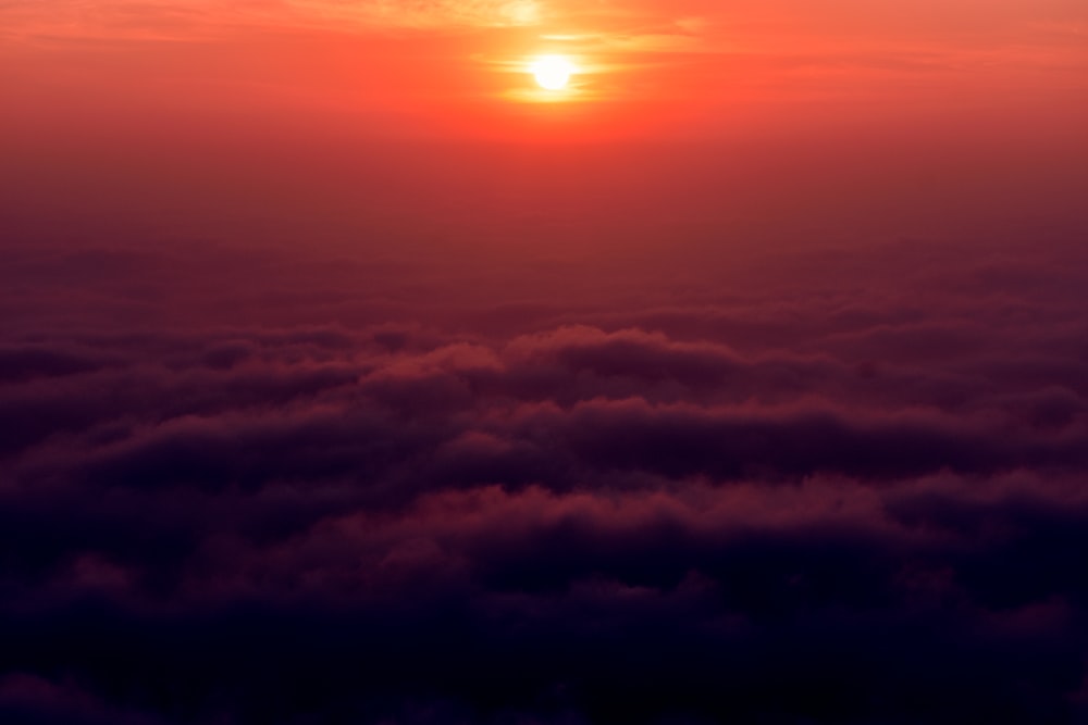 nuvens brancas ao pôr do sol