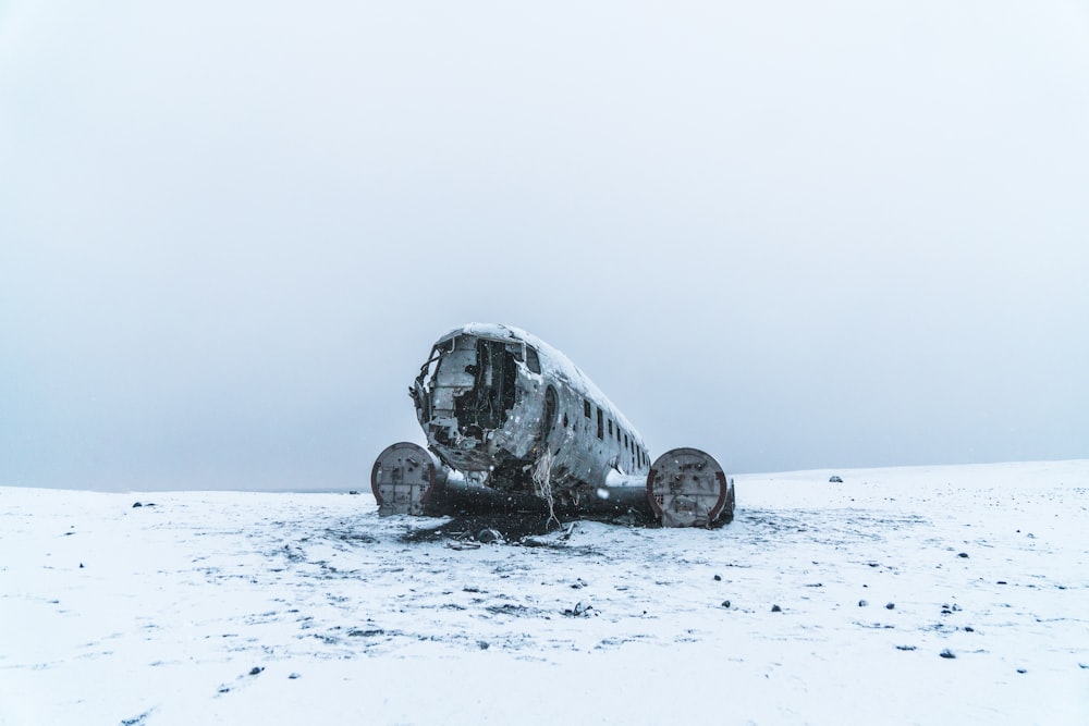 Avión destrozado en campo cubierto de nieve blanca