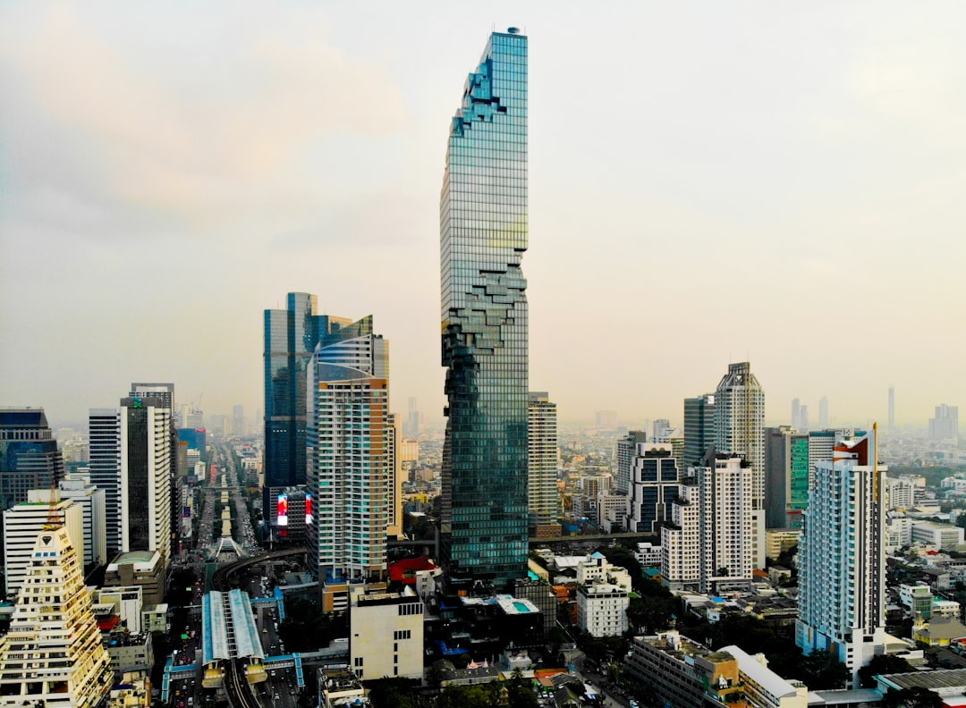 Skyline photo spot ท่ารถตู้ สีลม เส้นทางสีลม-มีนบุรี Naradhiwat Rajanagarindra Rd Baiyoke Tower 2