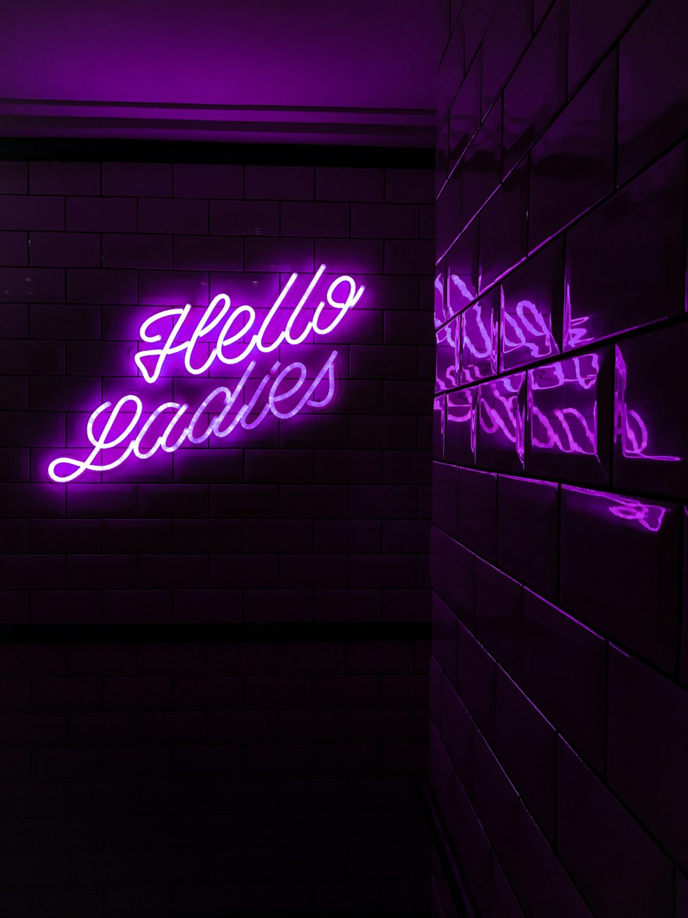 segnaletica a LED viola Hello Ladies