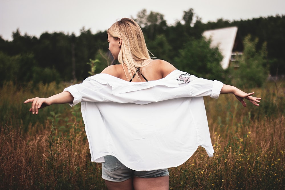 woman wearing white long-sleeved top