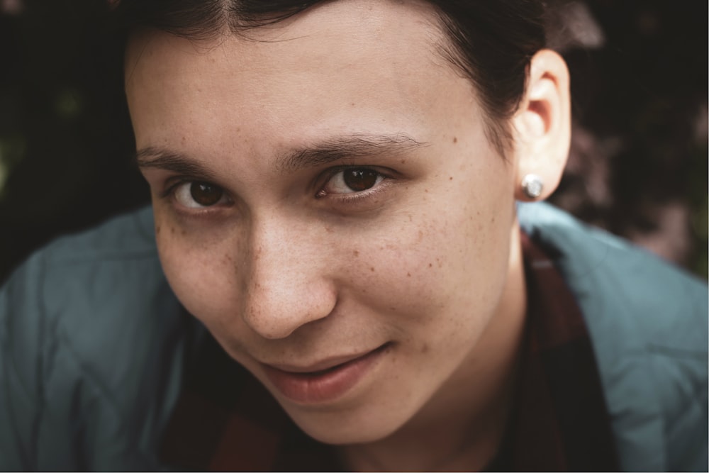 woman wearing gray collared top