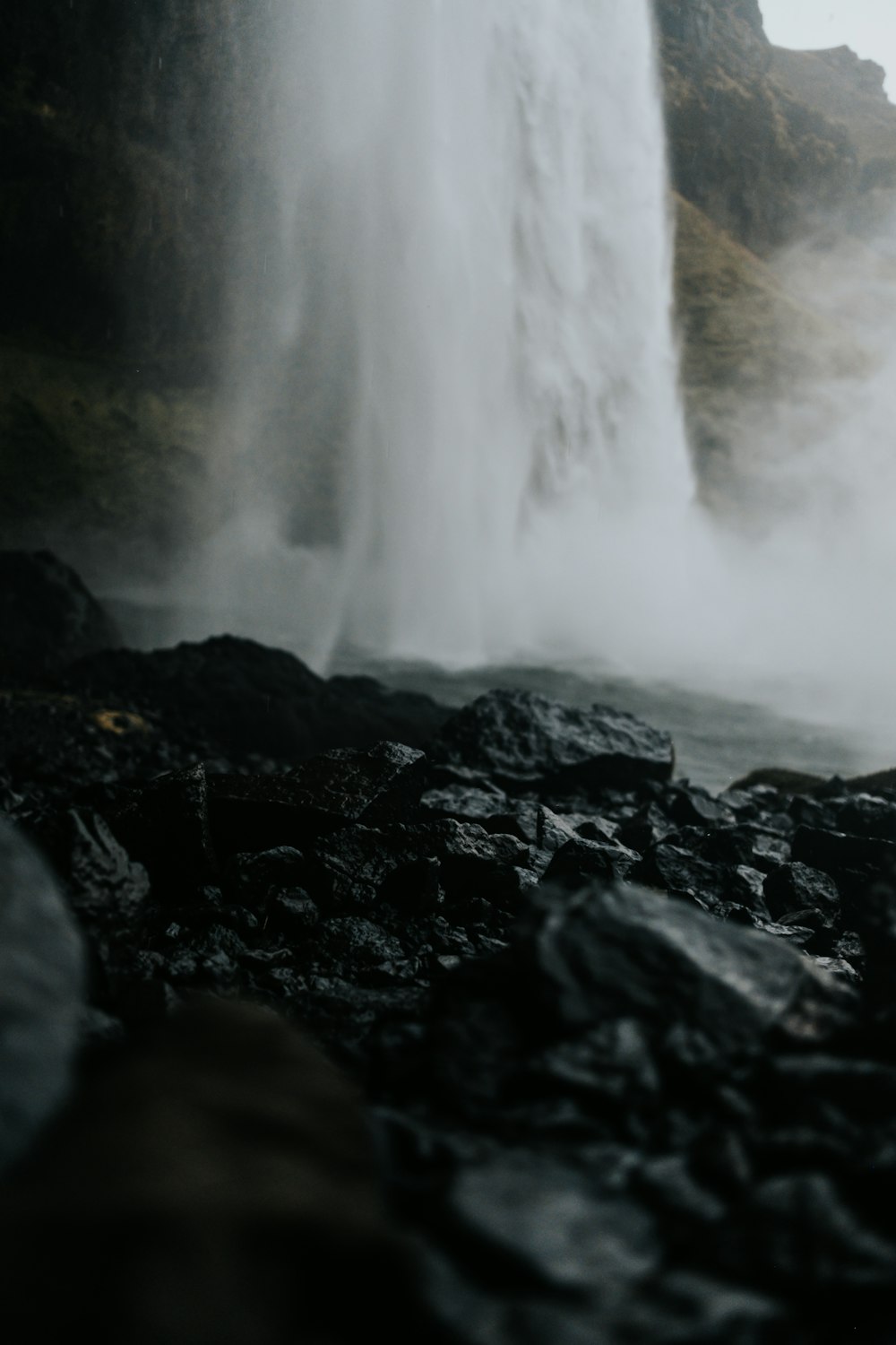 pierres mouillées près des chutes d’eau