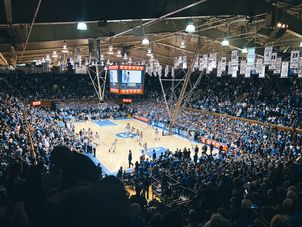 Gruppe von Menschen im Basketballstadion