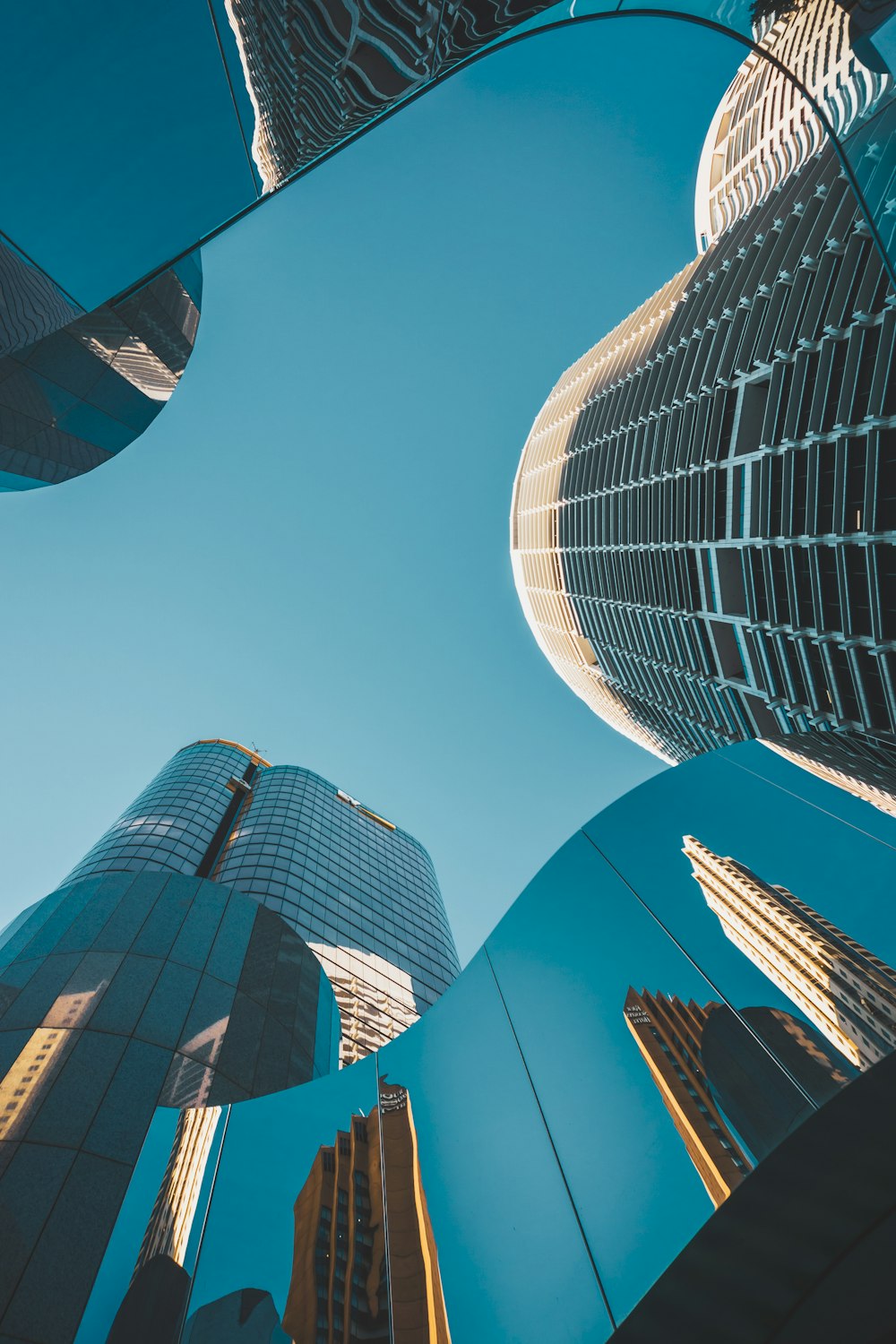 Fotografía de ángulo bajo de un edificio de gran altura con espejo