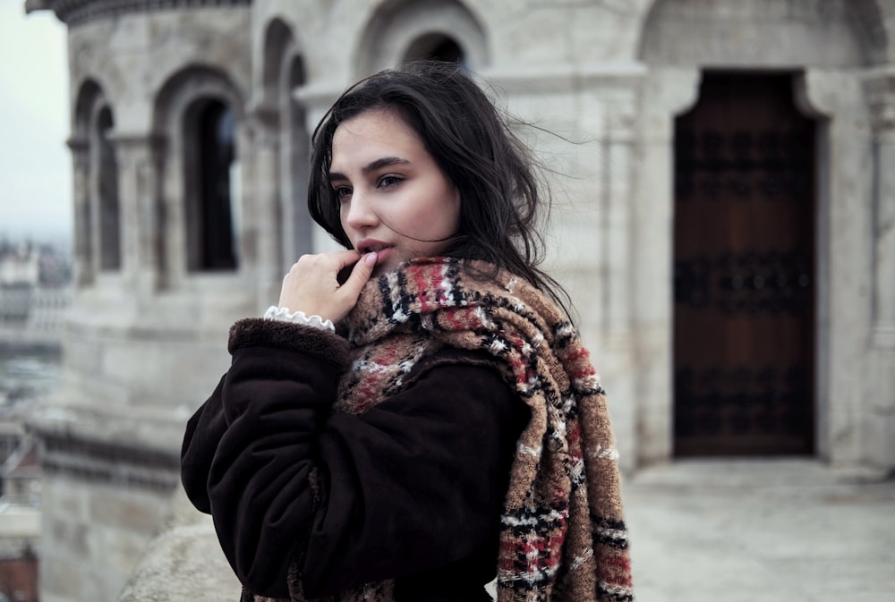 photo de mise au point sélective d’une femme debout près de la chapelle