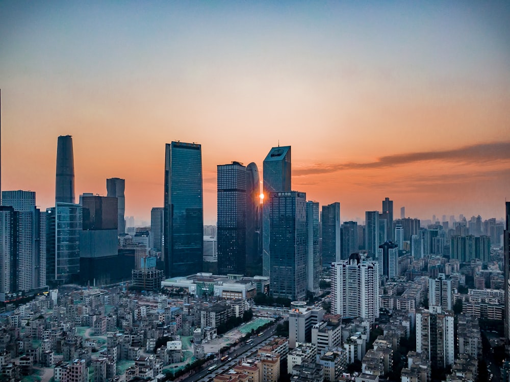 Fotografía aérea de edificios de la ciudad durante el día