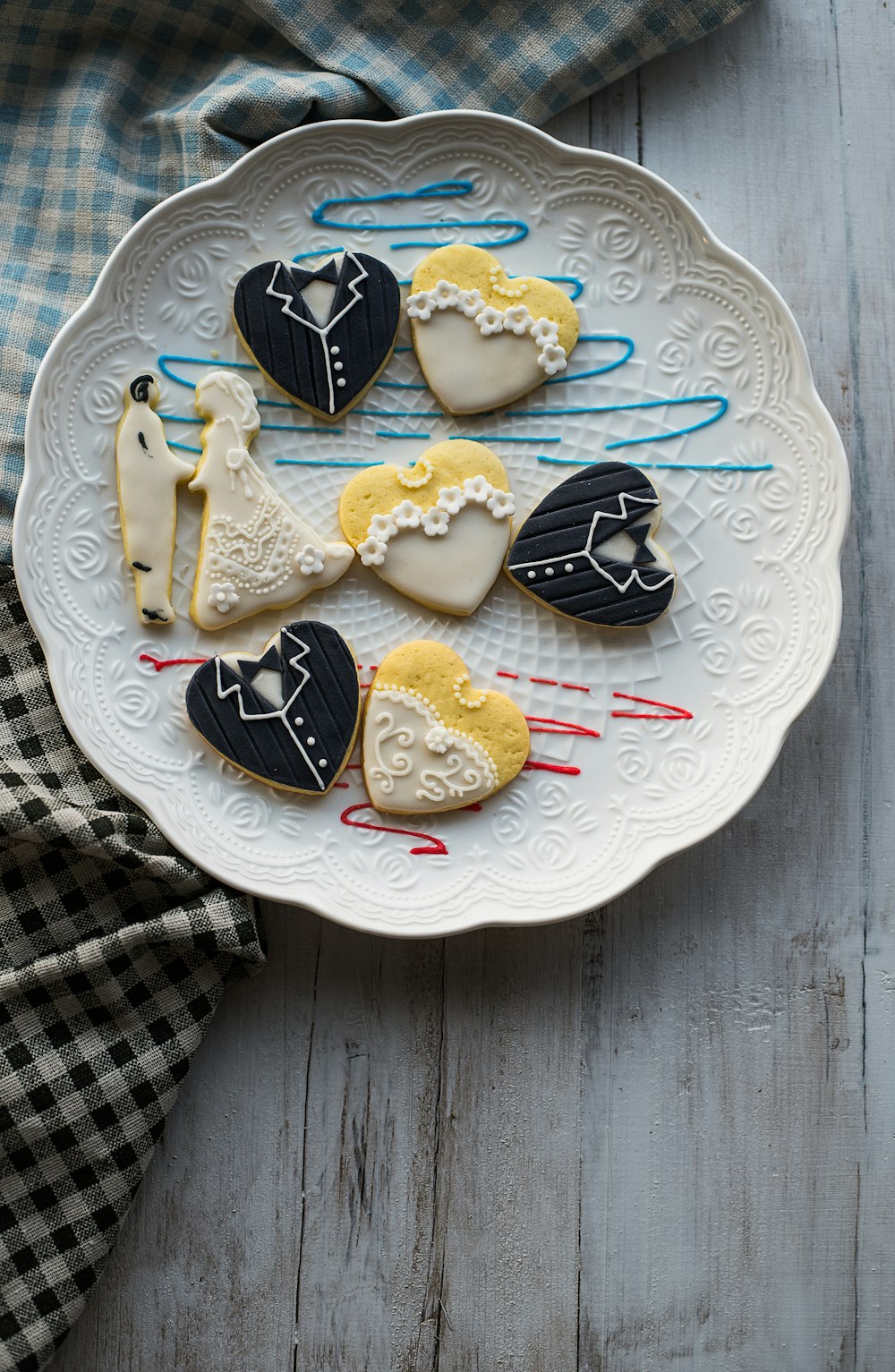 wedded couple cupcake platter