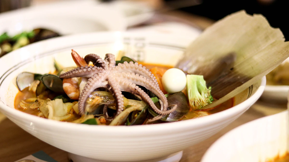 Bát canh giải rượu Hàn Quốc trong bát sứ trắng
