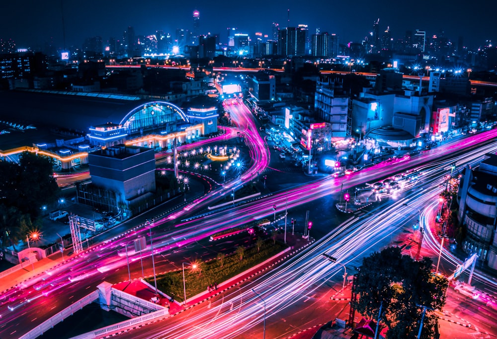 Zeitrafferfoto von beleuchteten Straßen der Stadt