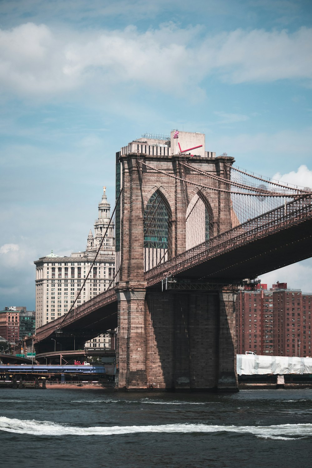 photographie en contre-plongée du pont de Brooklyn pendant la journée