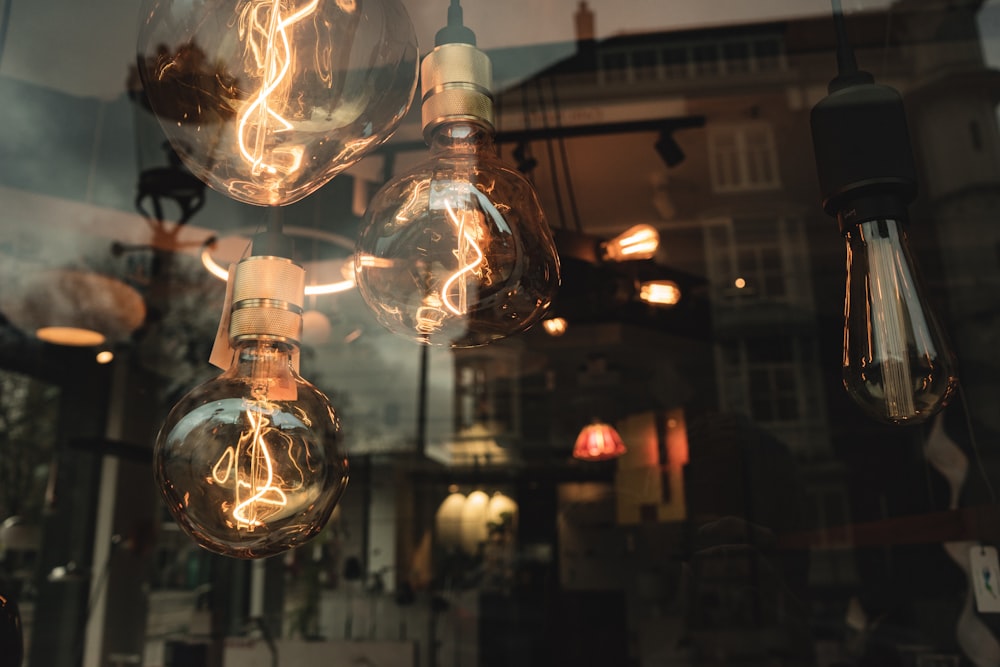 в киеве отключили свет. лампочка. лампада керосинка. электрический свет. керосиновая лампа в древности.