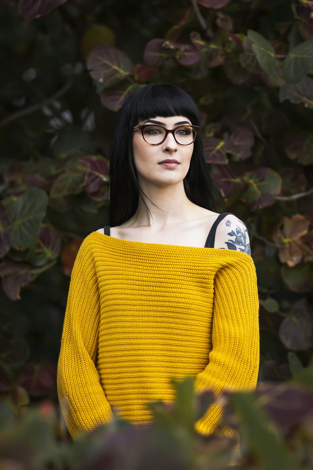 Foto Mujer con suéter amarillo durante el día – Imagen Lentes gratis en  Unsplash