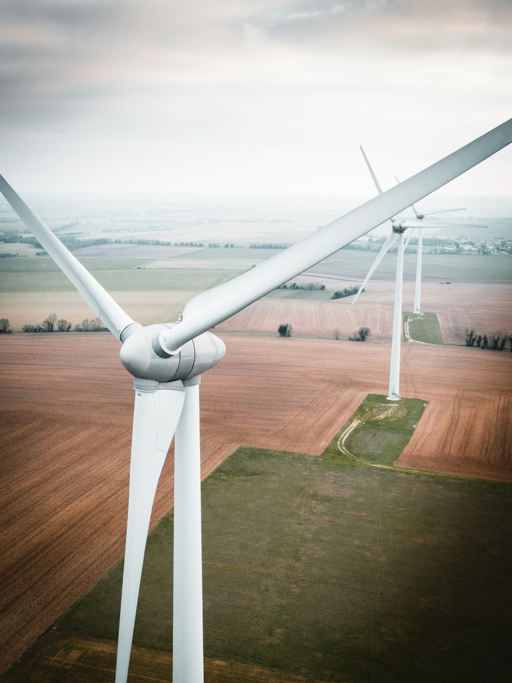 drei weiße Windmühlen tagsüber