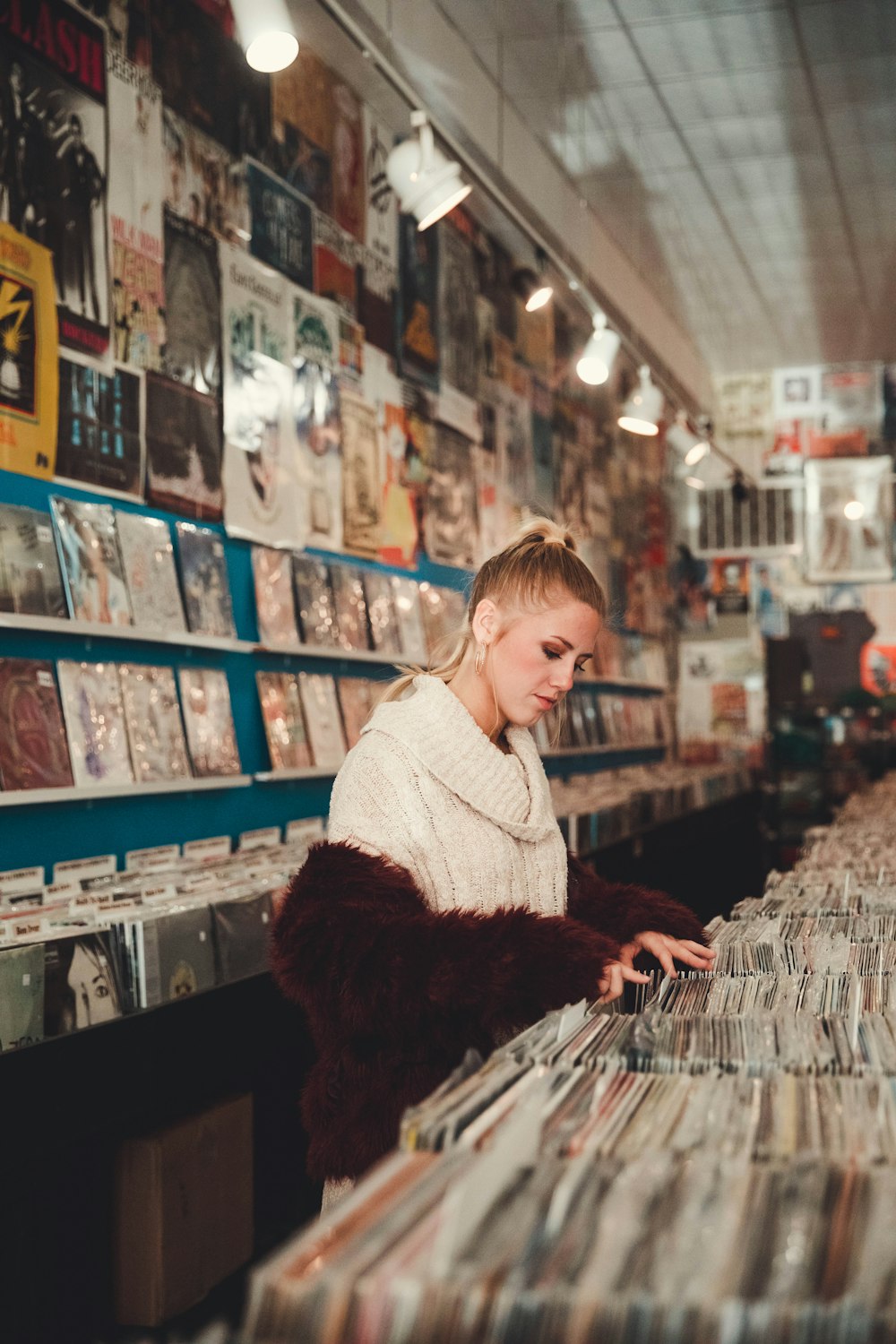 mujer sosteniendo un álbum de vinilo