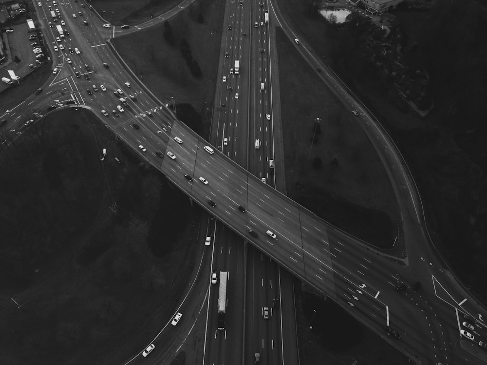 Photographie aérienne d’un véhicule sur la route