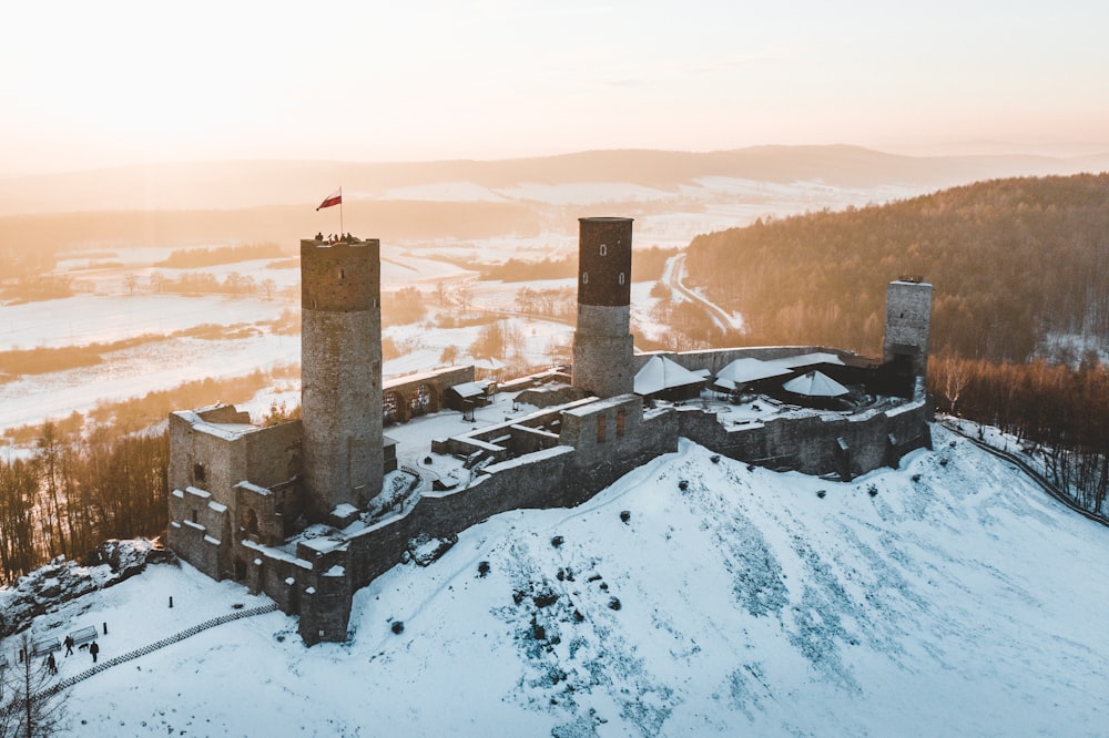 Vista aérea do castelo de concreto cinza cercado com neve