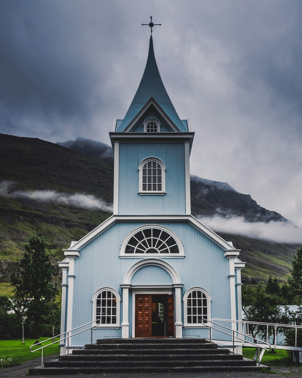 Blau-weiße Holzkirche tagsüber