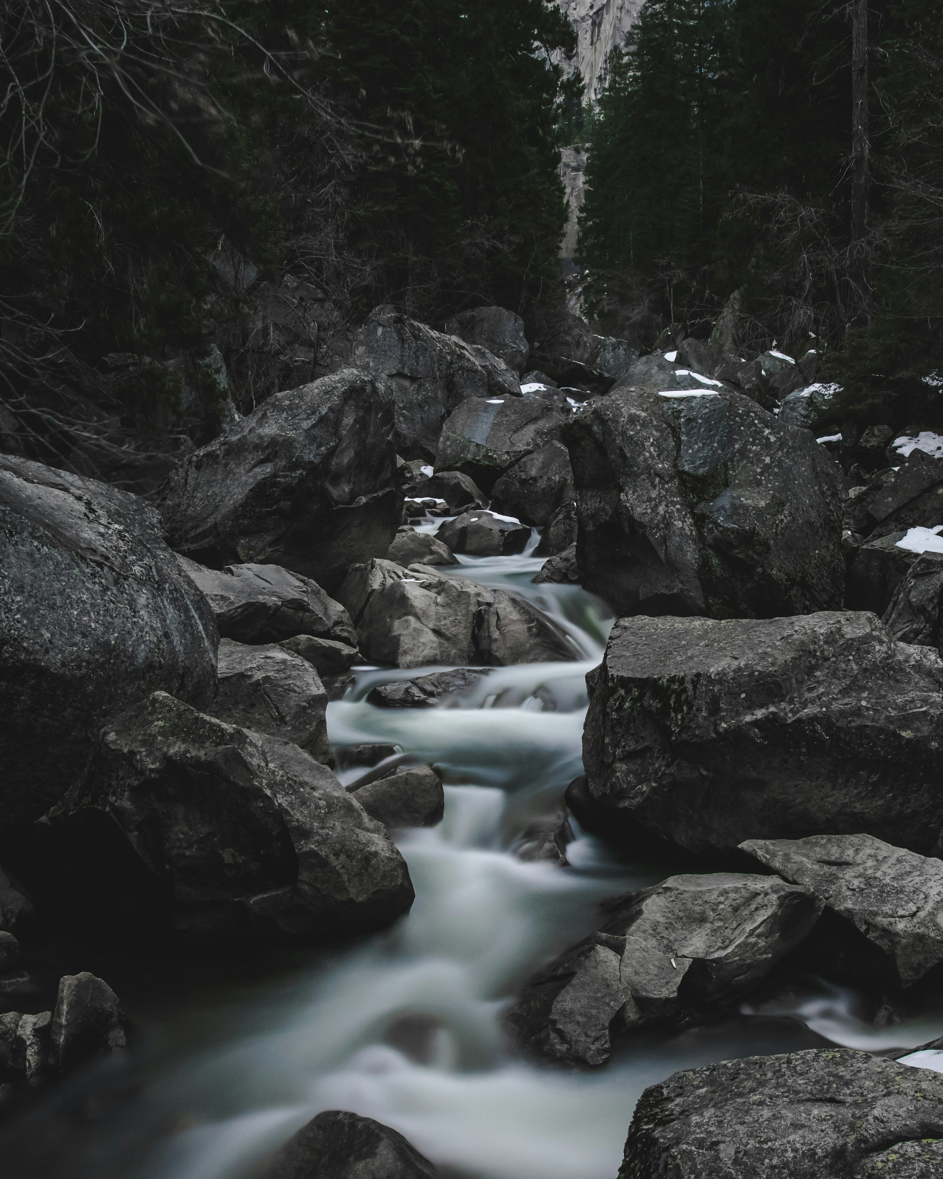 黒い岩に囲まれたカスケードの滝の写真 Unsplashで見つけるグレーの無料写真