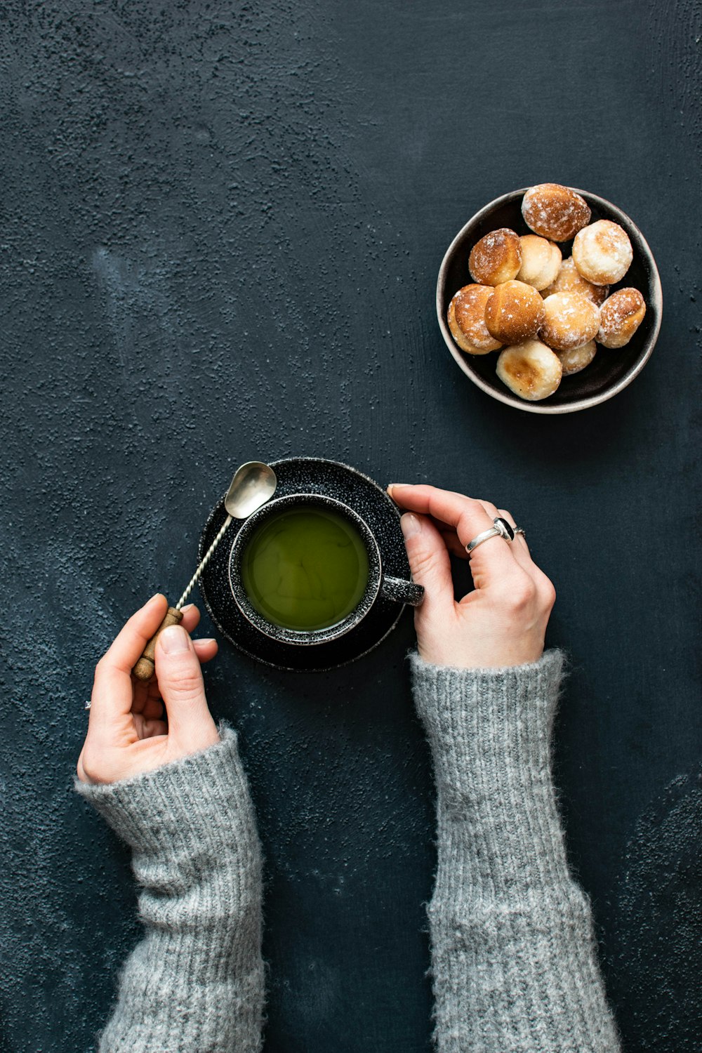 Persona sosteniendo una taza de té y un platillo