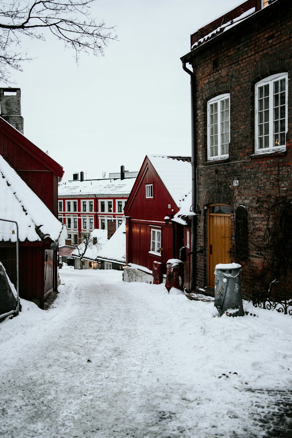 Rote und braune Betonhäuser