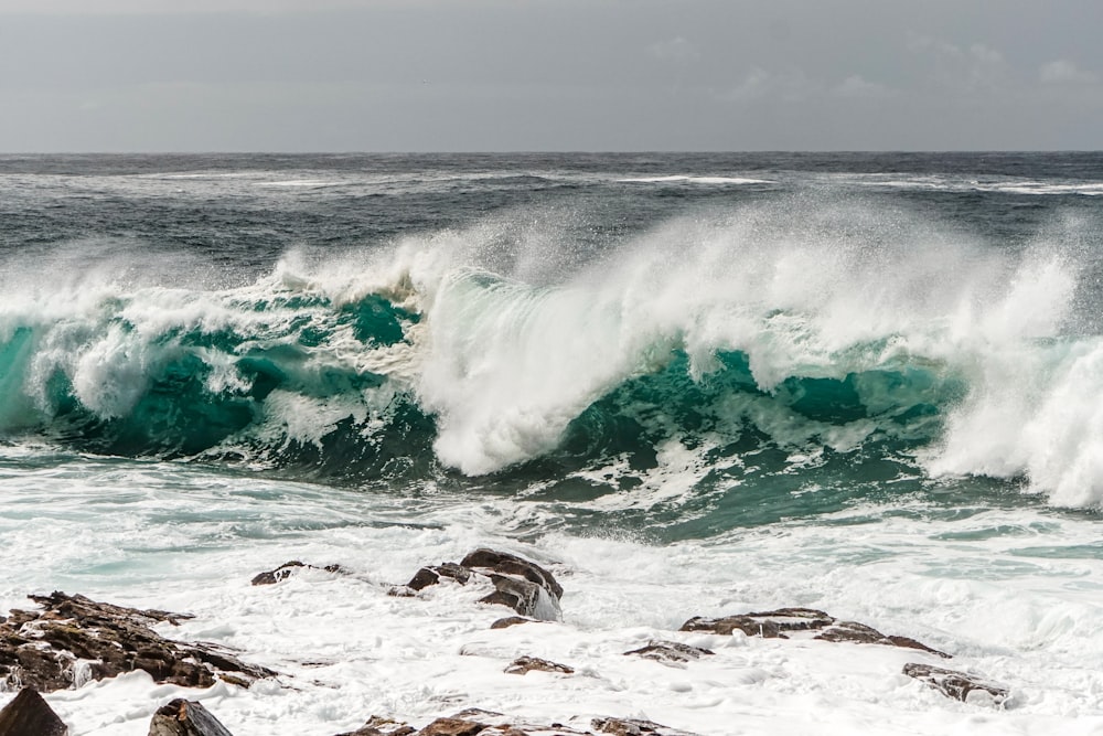 olas de mar rompiendo en la costa durante el día
