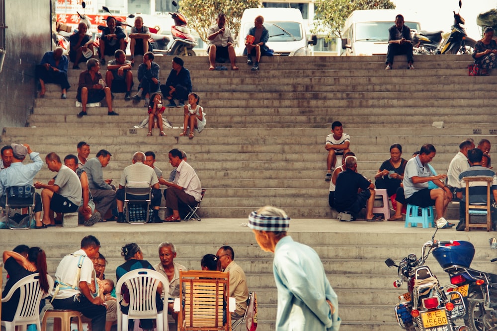 pessoas sentadas na escada durante o dia