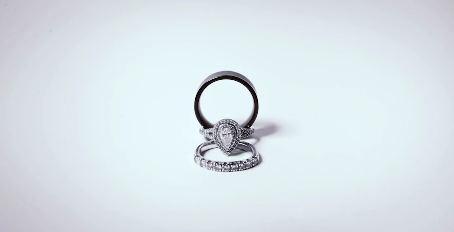 Pear halo ring with band