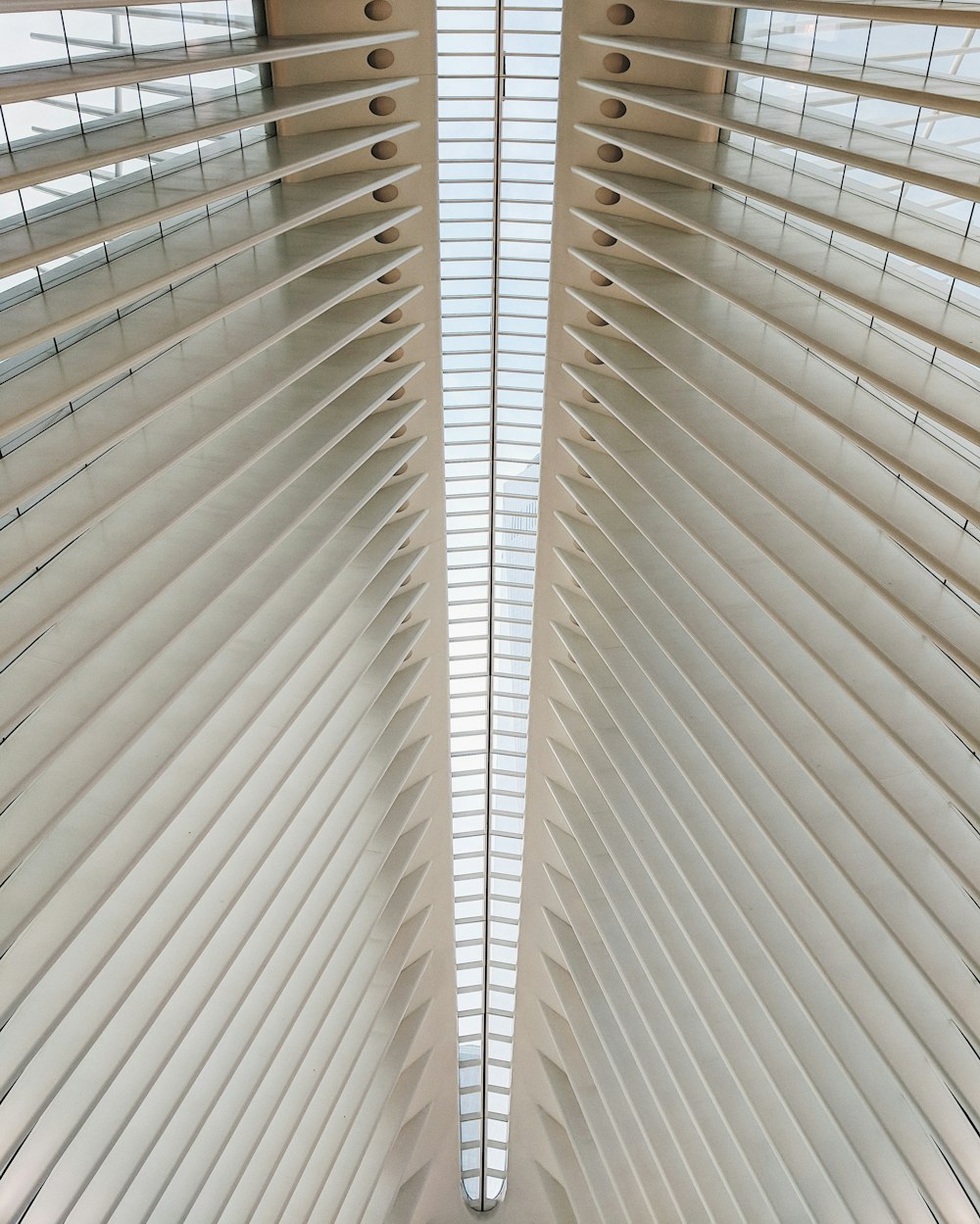 Fotografía de ángulo bajo del interior de un edificio de hormigón blanco