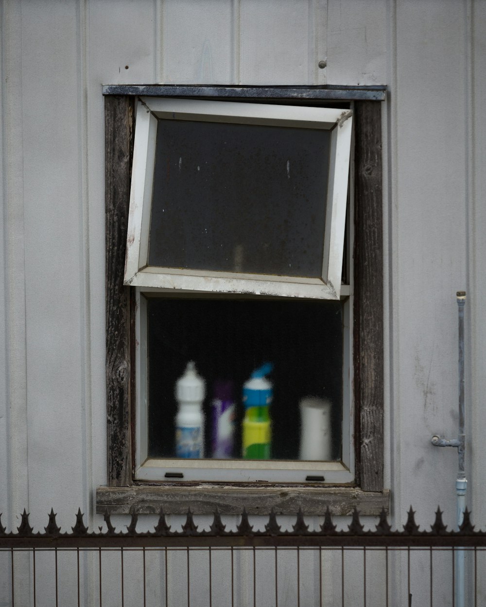 botellas de plástico cerca de la ventana abierta