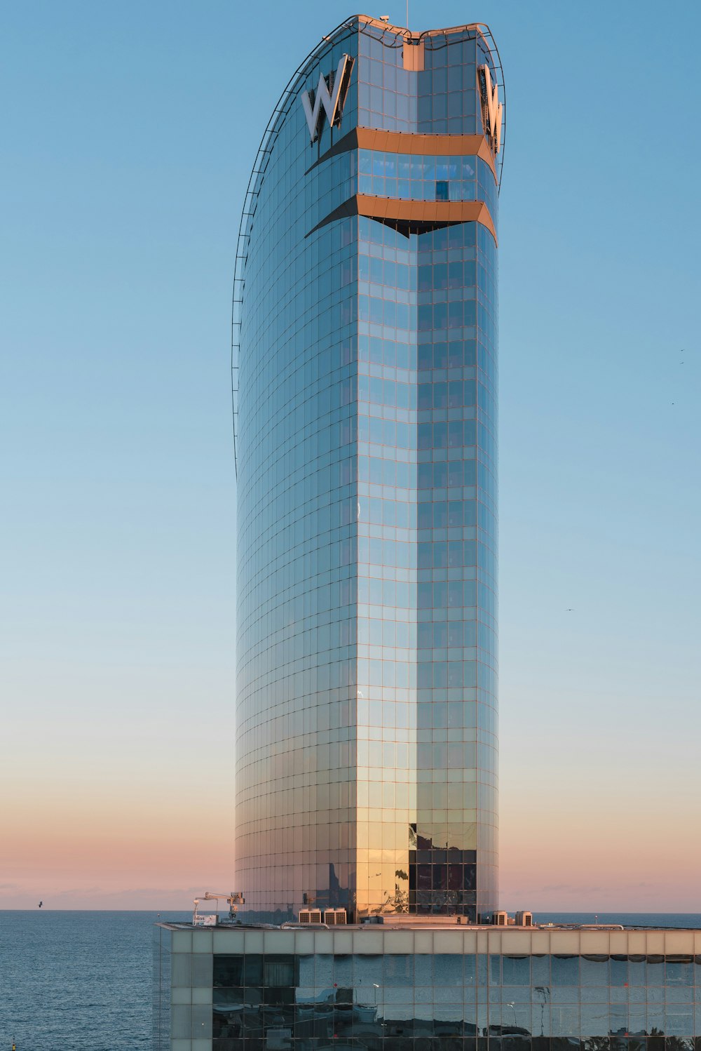 Bâtiment de rideaux de grande hauteur pendant la journée