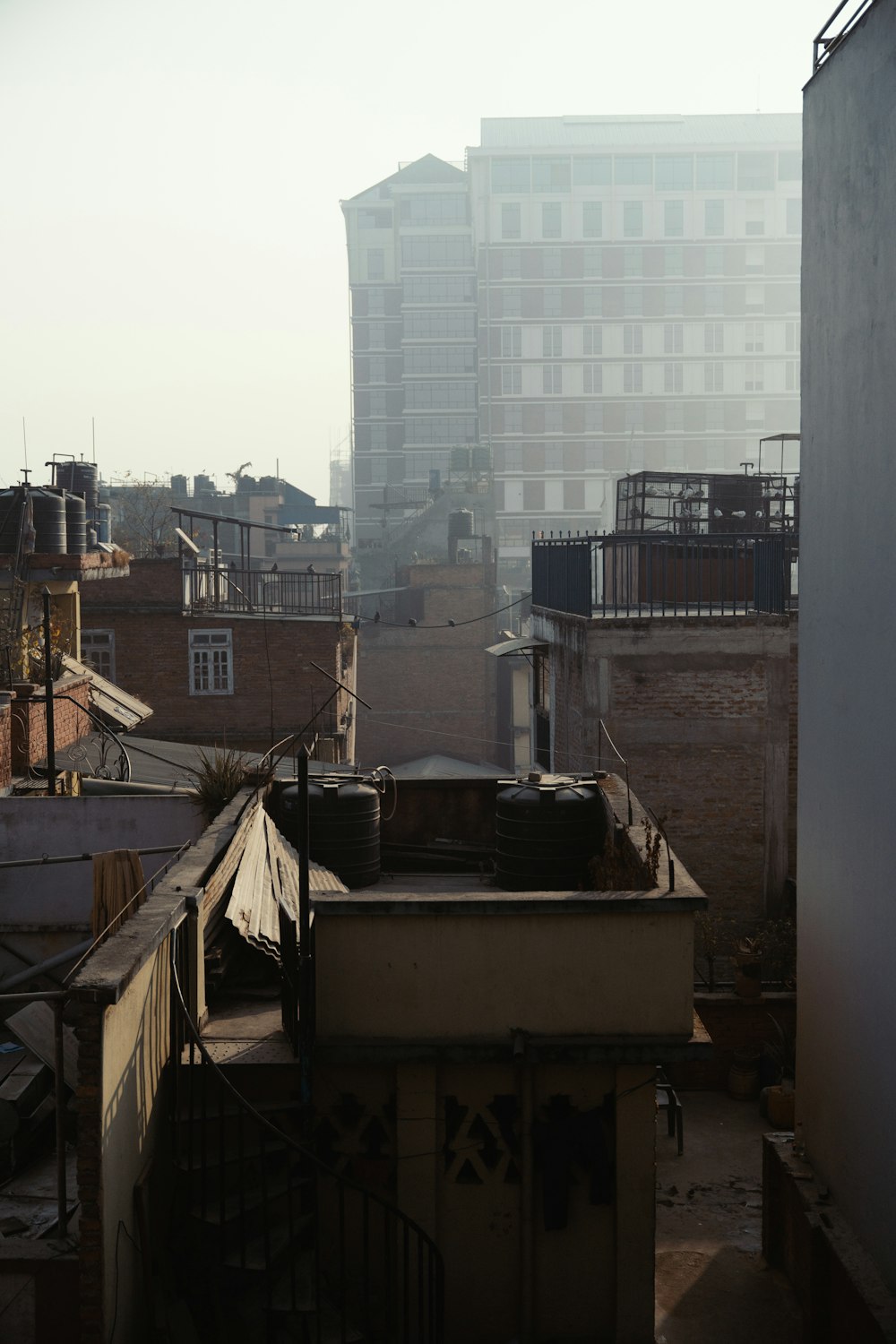 Edificios de gran altura con niebla durante el día