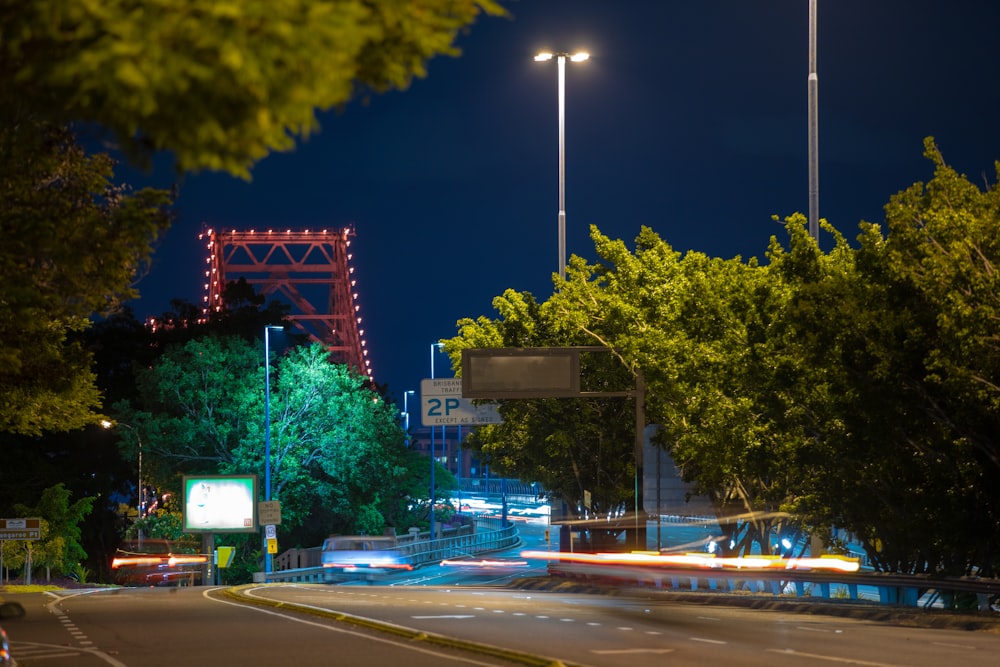 Fotografía de lapso de tiempo de un vehículo en movimiento en la carretera por la noche