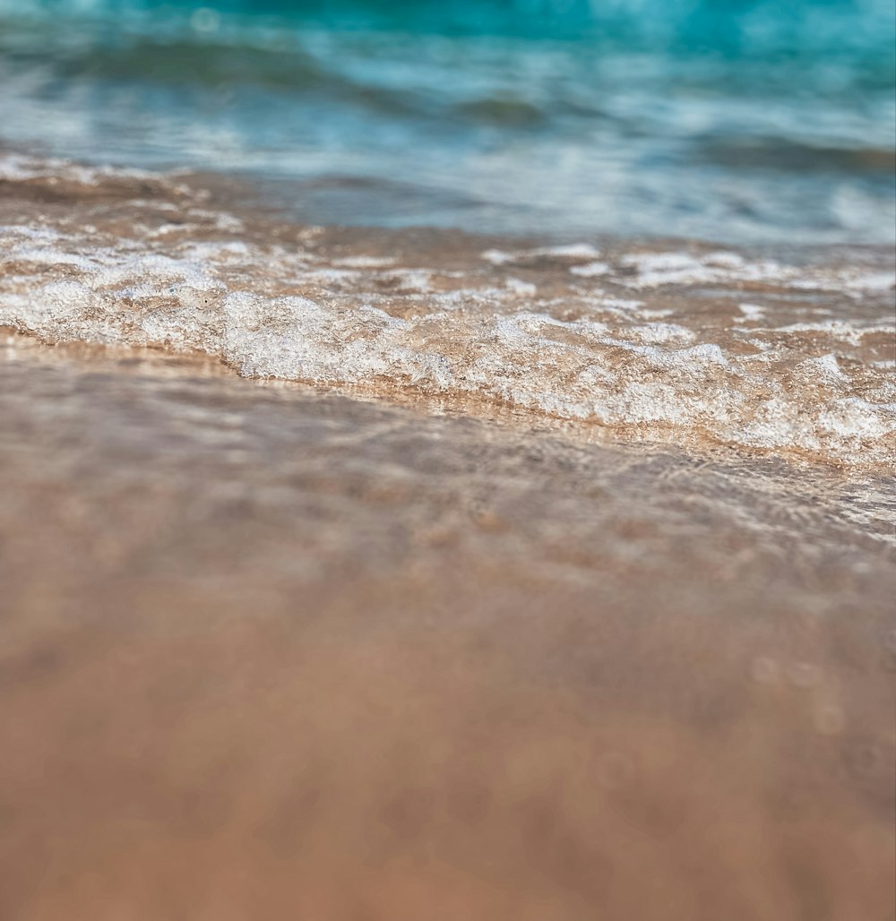 close-up photography of brown sand on shore