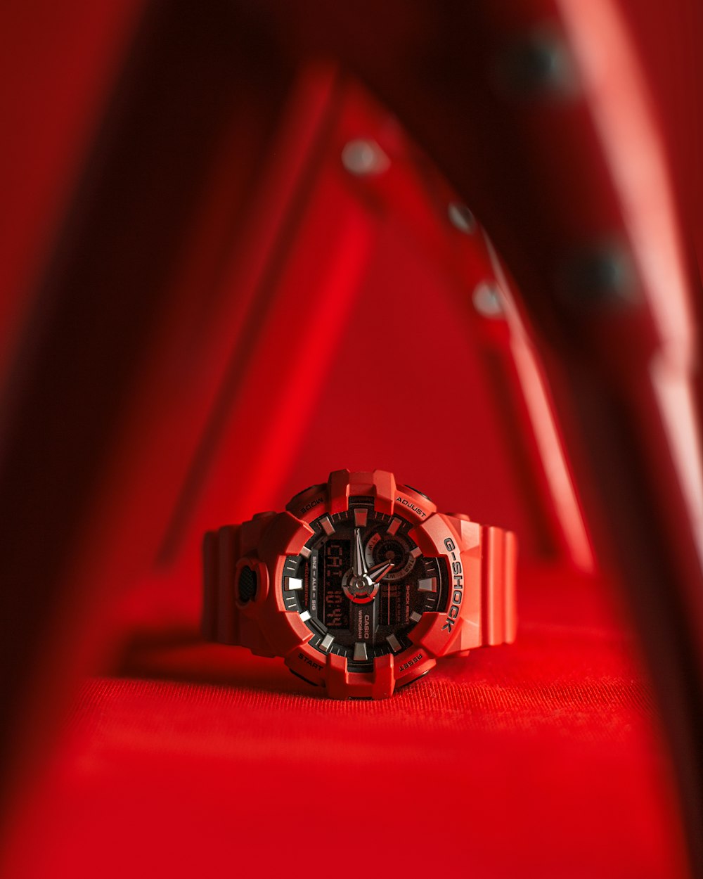 빨간색 Casio G-SHOCK 디지털 아날로그 시계의 선택적 초점 사진