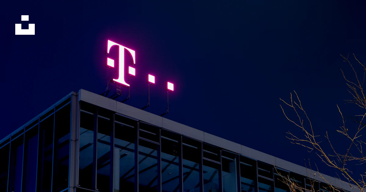 Beleuchtete Beschilderung von T-Mobile Foto – Kostenloses Bild zum ...