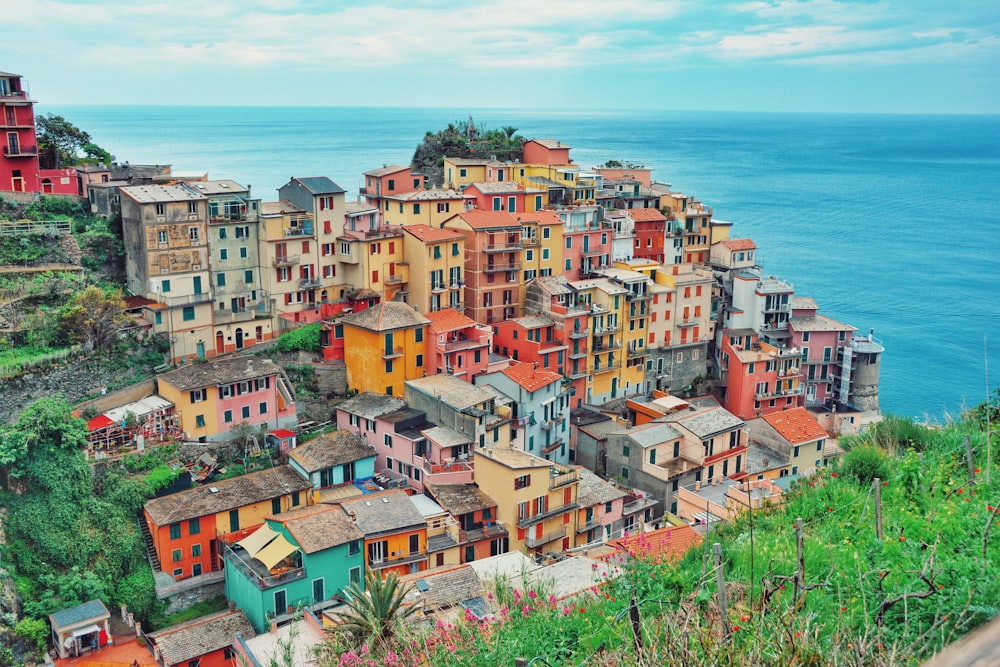 Pueblo multicolor en la montaña cerca del cuerpo de agua